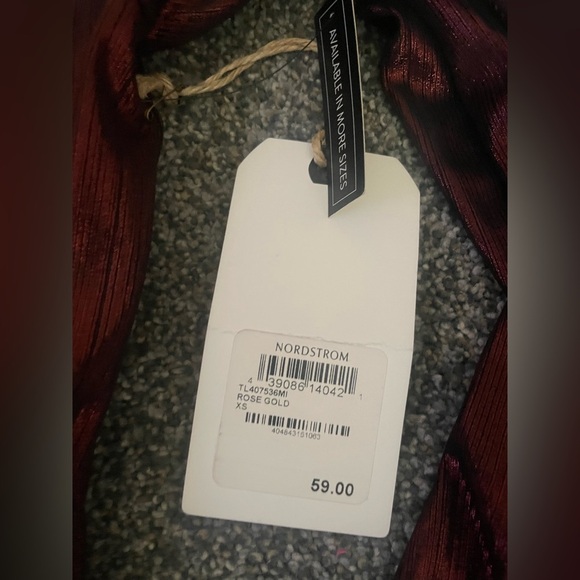 Leith Red V-Neck Bishop Sleeve Gown - Picture 3 of 4